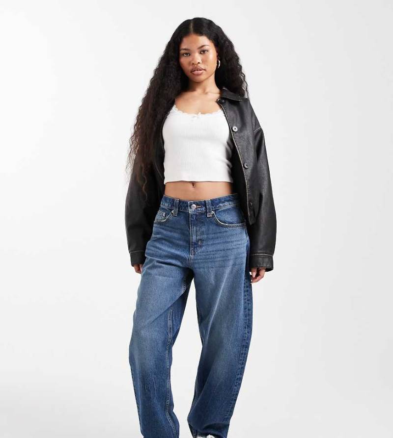 ASOS DESIGN Petite - Schmal geschnittene Barrel-Leg-Jeans in Mittelblau von ASOS Petite