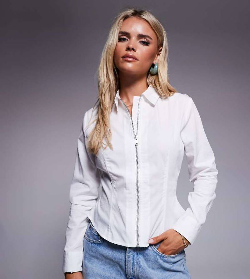 ASOS DESIGN Petite - Schmal geschnittenes Hemd in Weiß mit Reißverschluss von ASOS Petite