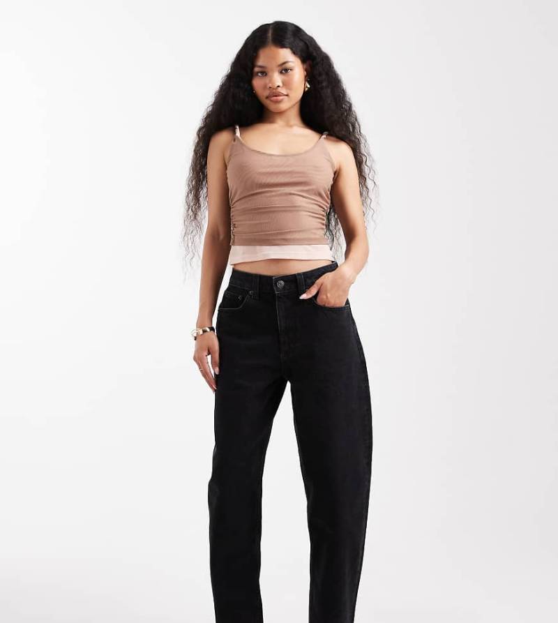 ASOS DESIGN Petite - Schmale Jeans in verwaschenem Schwarz mit abgerundetem Beinschnitt von ASOS Petite
