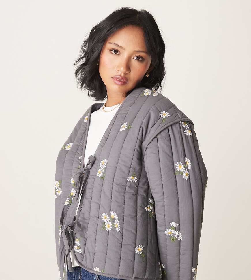 ASOS DESIGN Petite - Steppjacke in verwaschenem Grau mit Bindebändern vorn und Stickerei ASOS DESIGN Petite - Steppjacke in verwaschenem Grau mit Bindebändern vorn und Stickerei von ASOS Petite