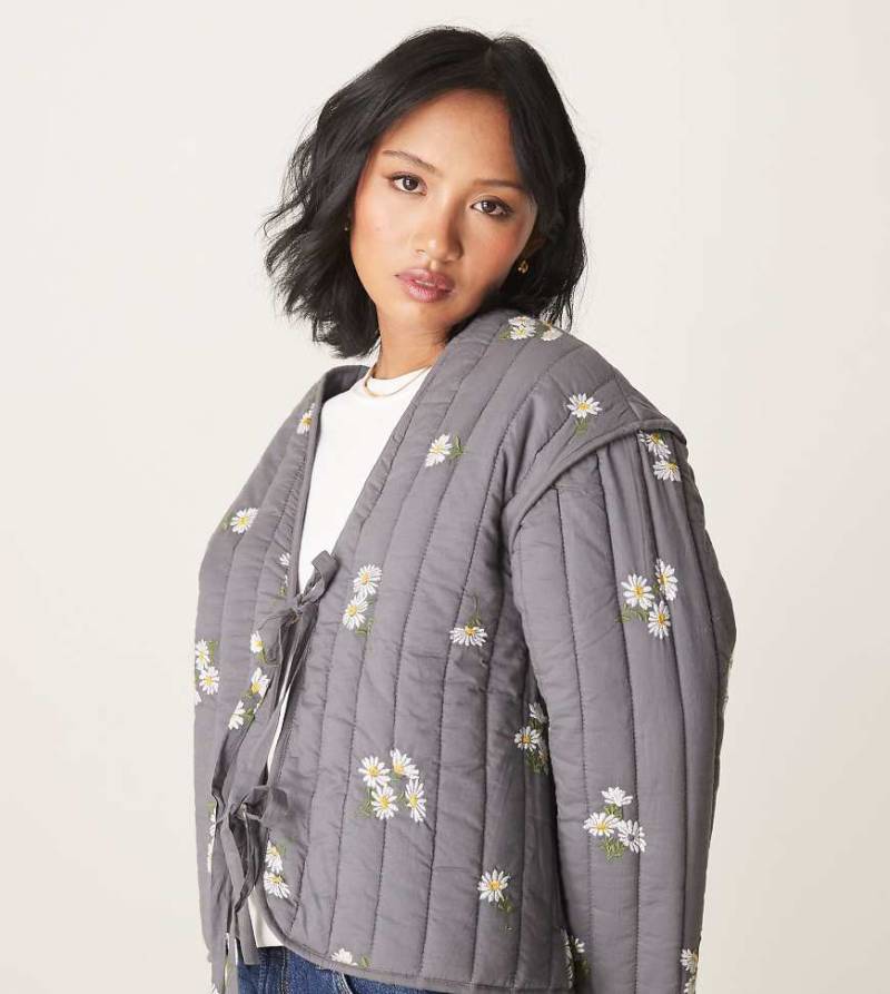 ASOS DESIGN Petite - Steppjacke in verwaschenem Grau mit Bindebändern vorn und Stickerei von ASOS Petite