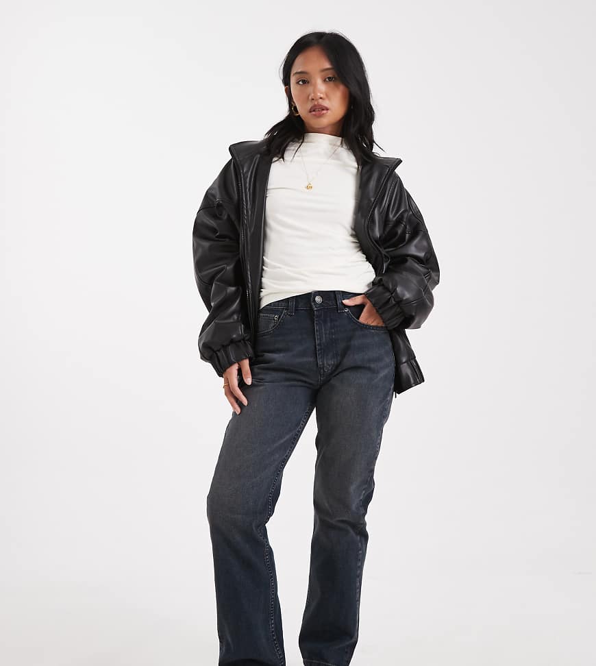 ASOS DESIGN Petite - Straight Jeans im 90er-Stil in Blau-Schwarz-Marineblau von ASOS Petite