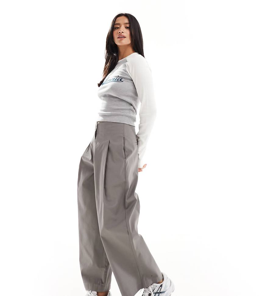 ASOS DESIGN Petite - Strukturierte Twill-Hose in Grau mit abgerundetem Beinschnitt von ASOS Petite