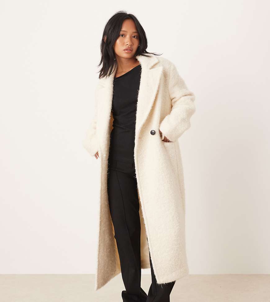 ASOS DESIGN Petite - Strukturierter Oversize-Dad-Mantel in Creme mit hohem Wollanteil-Neutral von ASOS Petite