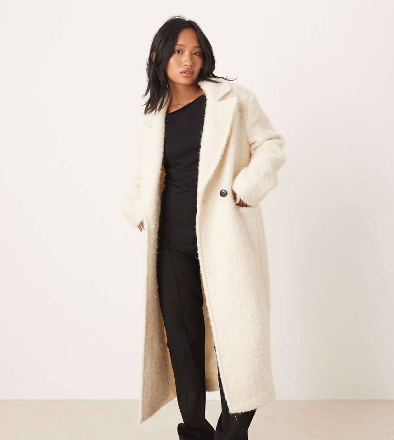ASOS DESIGN Petite - Strukturierter Oversize-Dad-Mantel in Creme mit hohem Wollanteil-Neutral von ASOS Petite