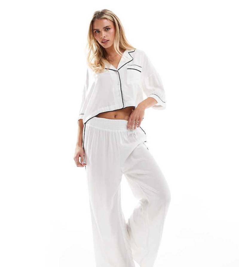 ASOS DESIGN Petite - Superweiche, fließende Pyjamahose in Weiß mit kontrastierender Einfassung und weitem Bein von ASOS Petite