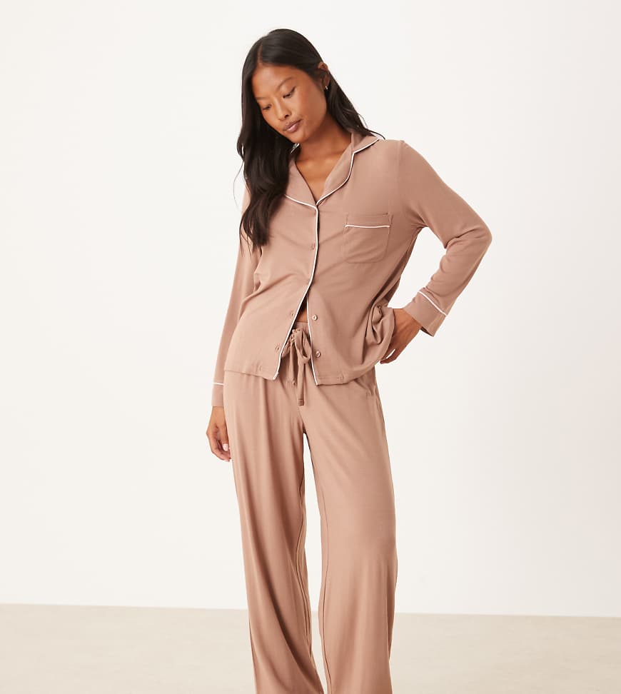 ASOS DESIGN Petite - Superweicher, langärmliger Pyjama in Braun von ASOS Petite