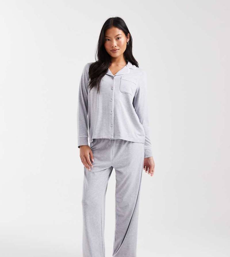 ASOS DESIGN Petite - Superweicher Pyjama aus langärmligem Hemd und Hose in Grau mit farblich abgesetzter Paspelierung von ASOS Petite