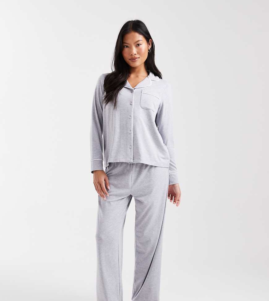 ASOS DESIGN Petite - Superweicher Pyjama aus langärmligem Hemd und Hose in Grau mit farblich abgesetzter Paspelierung von ASOS Petite