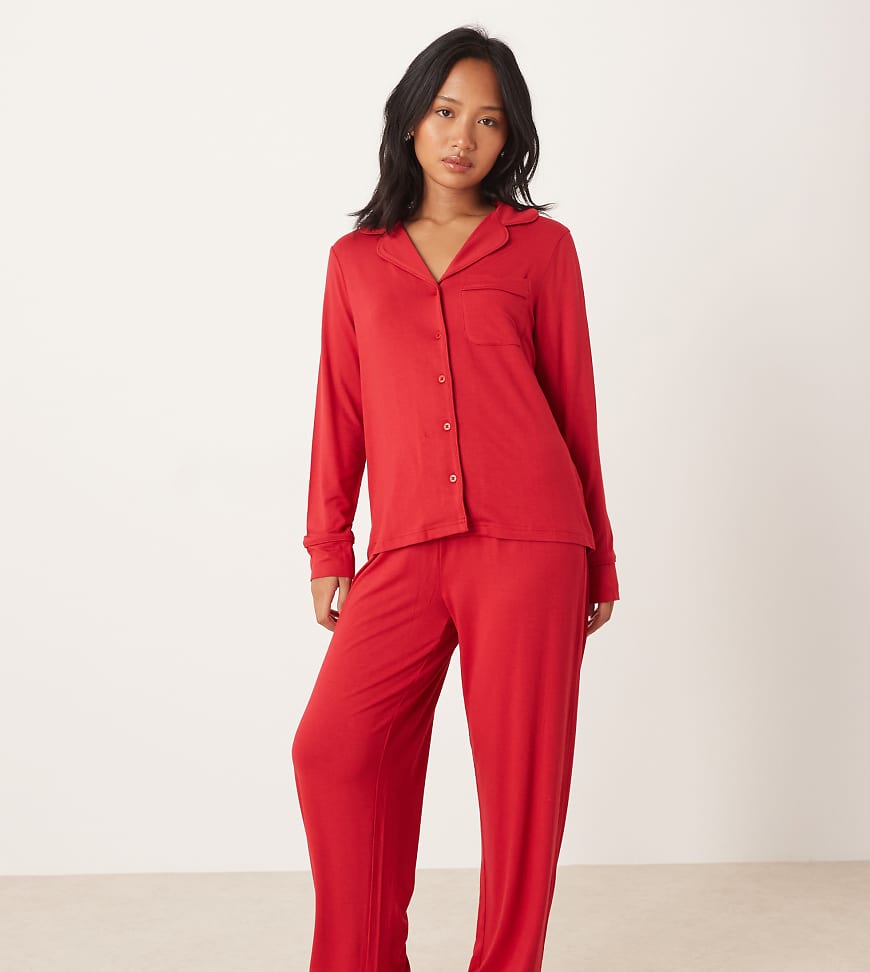 ASOS DESIGN Petite - Superweicher Pyjama aus langärmligem Hemd und Hose in Rot ASOS DESIGN Petite - Superweicher Pyjama aus langärmligem Hemd und Hose in Rot von ASOS Petite
