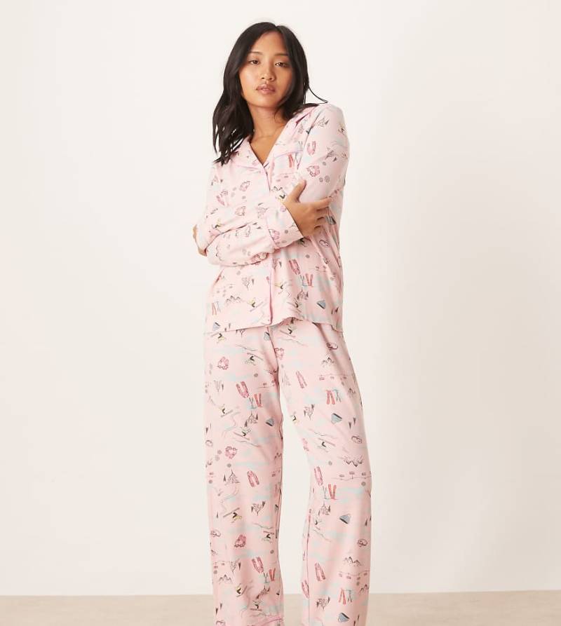 ASOS DESIGN Petite - Superweicher Pyjama aus langärmligem Hemd und Hose mit Ski-Aufdruck und farblich abgesetzter Paspelierung-Bunt von ASOS Petite