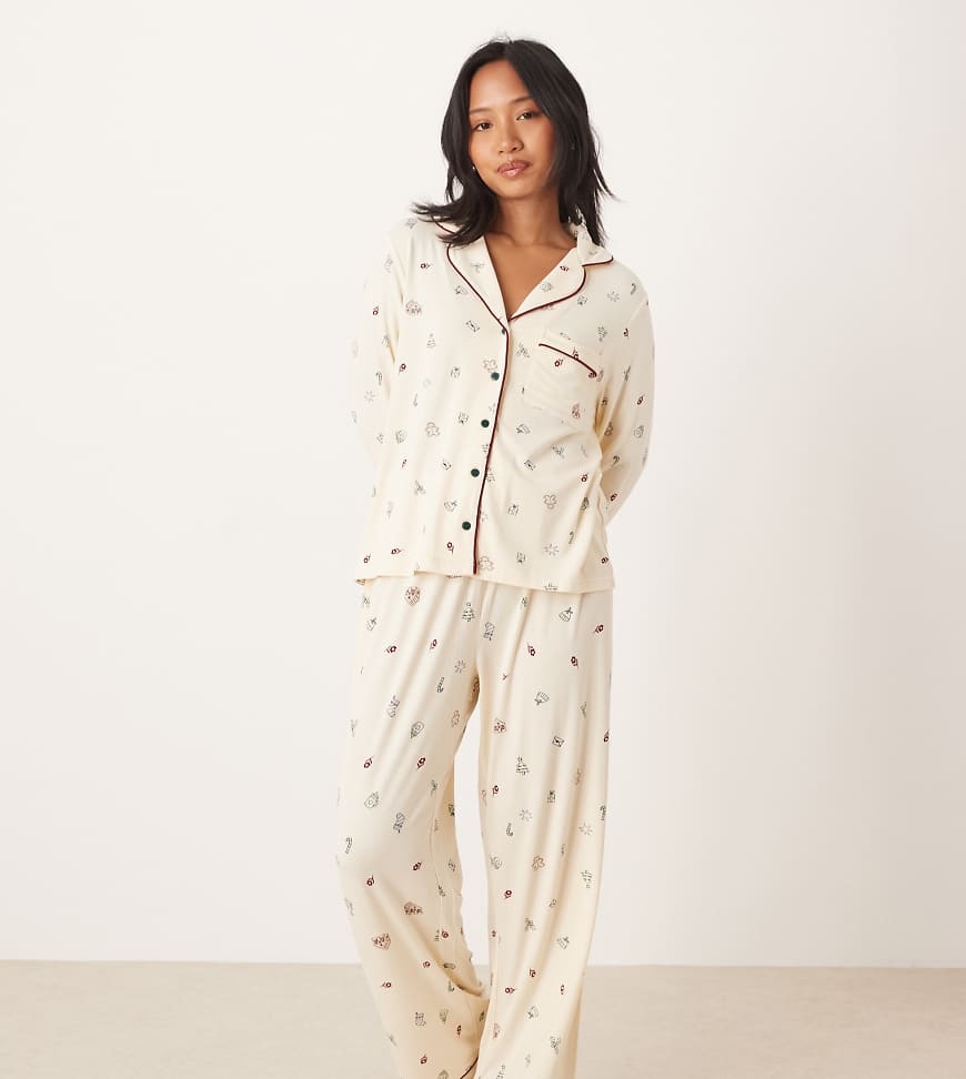 ASOS DESIGN Petite - Superweicher Pyjama aus langärmligem Hemd und Hose mit farblich abgesetzter Paspelierung und Weihnachtsmuster-Weiß von ASOS Petite