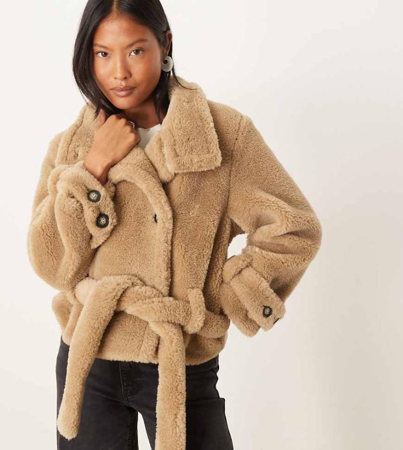 ASOS DESIGN Petite - Teddyfell-Trenchcoat in Hellbeige mit kurzem Schnitt-Neutral von ASOS Petite