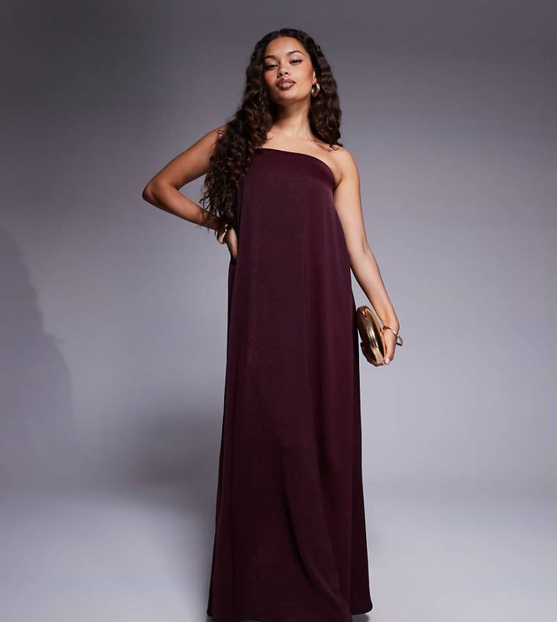 ASOS DESIGN Petite - Trägerloses, trapezförmiges Maxikleid aus Satin in Burgunderrot von ASOS Petite