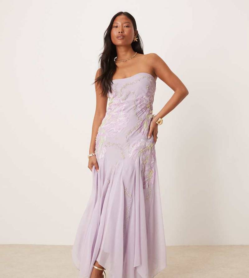ASOS DESIGN Petite - Trägerloses Maxikleid in Lavendel mit Blumenverzierung-Lila von ASOS Petite