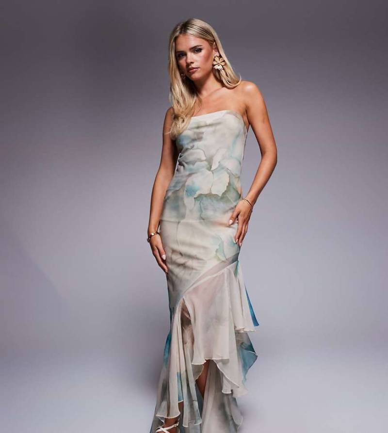 ASOS DESIGN Petite - Trägerloses Maxikleid mit überdimensioniertem Blumenmuster und asymmetrischem Rüschensaum-Bunt von ASOS Petite