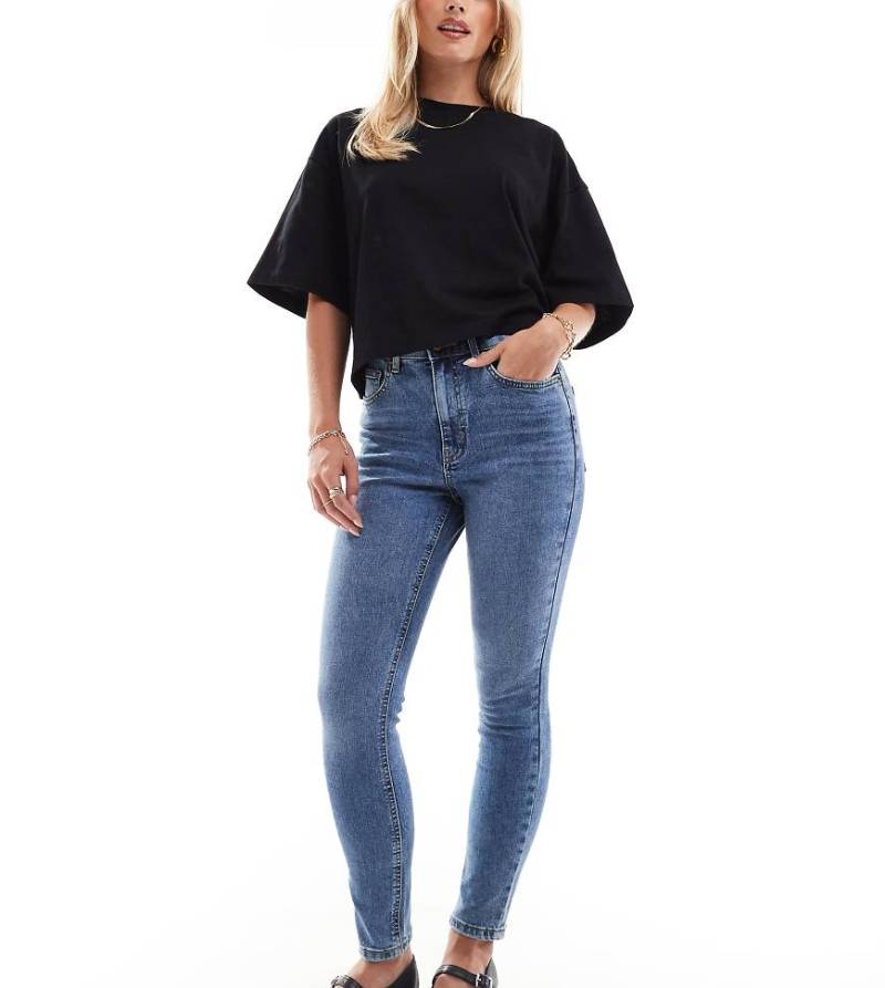 ASOS DESIGN Petite - Ultimate - Eng geschnittene Jeans in Mittelblau von ASOS Petite