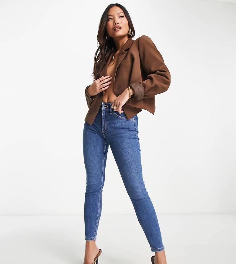 ASOS DESIGN Petite - Ultimate - Eng geschnittene Jeans in authentischem Mittelblau von ASOS Petite