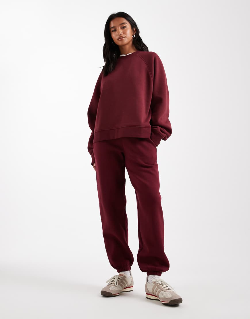 ASOS DESIGN Petite - Ultimate - Jogginghose in Burgunderrot mit weicher Innenseite und Bündchen von ASOS Petite