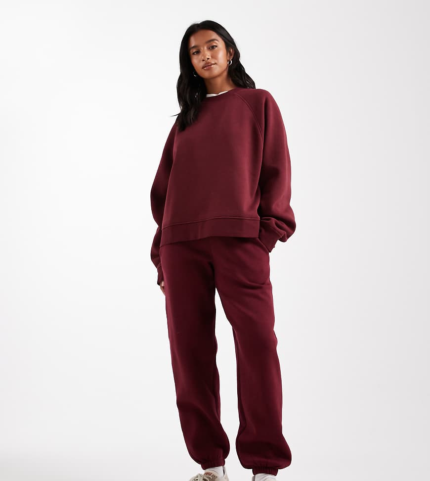 ASOS DESIGN Petite - Ultimate - Jogginghose in Burgunderrot mit weicher Innenseite und Bündchen von ASOS Petite