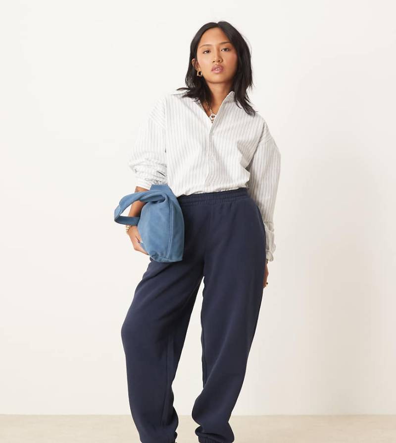 ASOS DESIGN Petite - Ultimate - Jogginghose in Marineblau mit weicher Innenseite und Bündchen von ASOS Petite