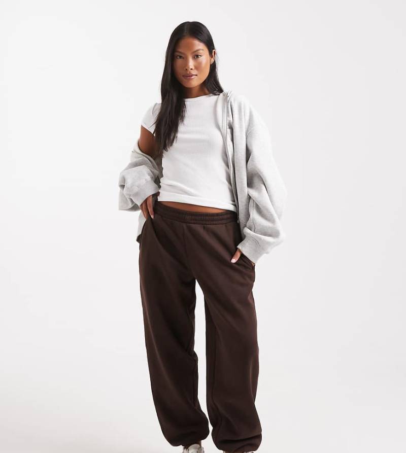 ASOS DESIGN Petite - Ultimate - Jogginghose in Schokobraun mit weicher Innenseite und Bündchen-Brown ASOS DESIGN Petite - Ultimate - Jogginghose in Schokobraun mit weicher Innenseite und Bündchen-Brown von ASOS Petite