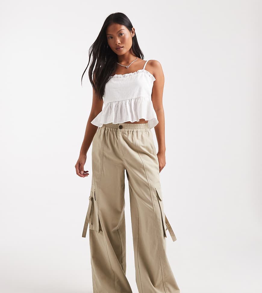 ASOS DESIGN Petite - Utility-Hose in verwaschenem Kamelbraun mit Oversize-Passform-Neutral von ASOS Petite