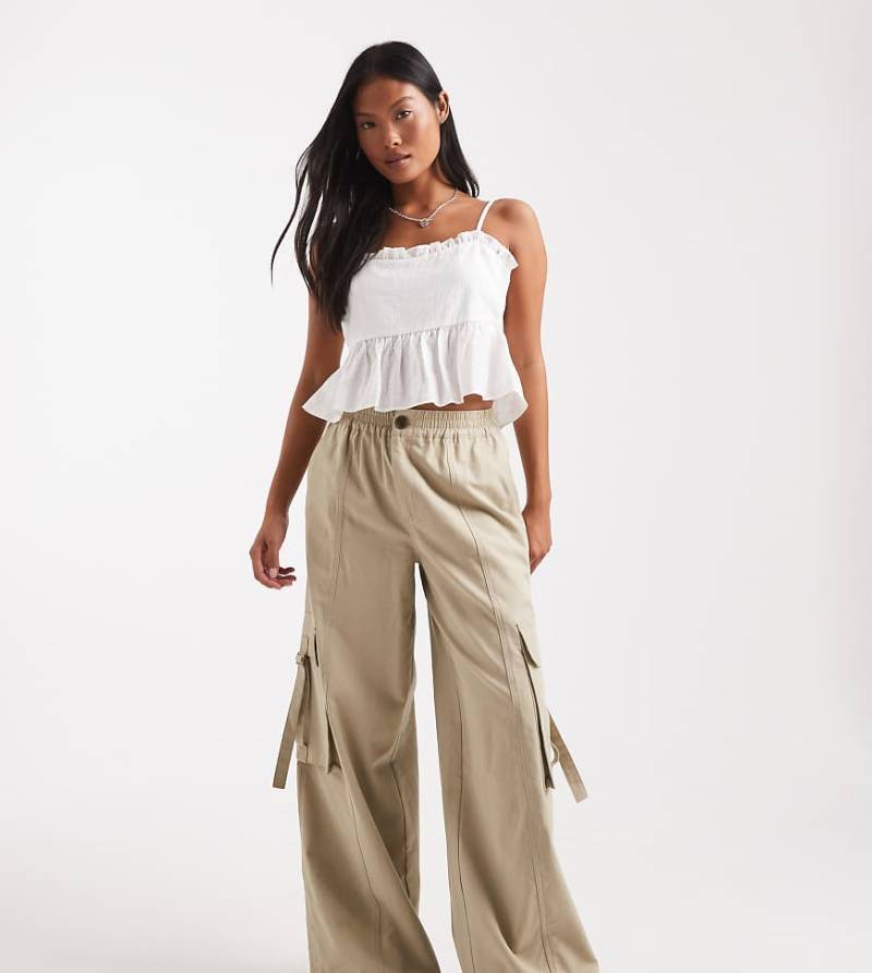 ASOS DESIGN Petite - Utility-Hose in verwaschenem Kamelbraun mit Oversize-Passform-Neutral ASOS DESIGN Petite - Utility-Hose in verwaschenem Kamelbraun mit Oversize-Passform-Neutral von ASOS Petite