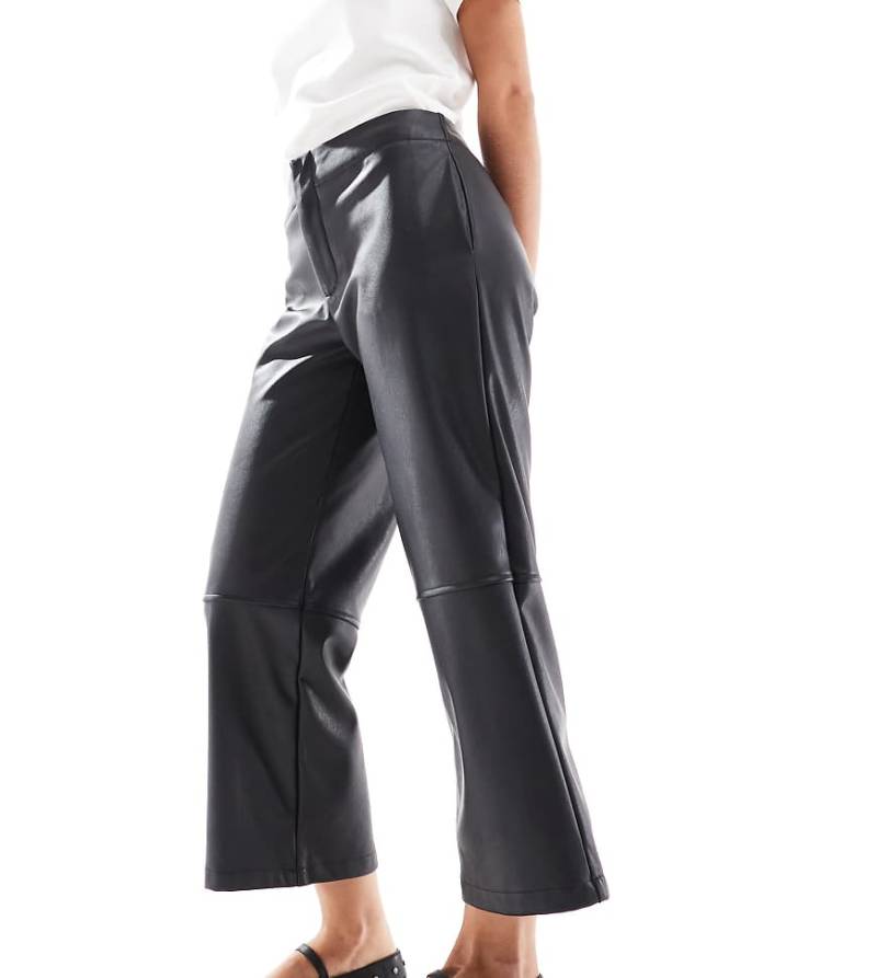 ASOS DESIGN Petite - Verkürzte Hose aus Kunstleder in Schwarz von ASOS Petite