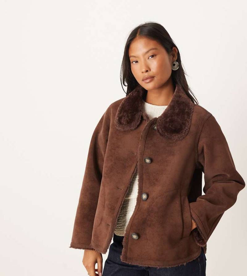 ASOS DESIGN Petite - Verstärkte Jacke aus Wildlederimitat in Schokobraun mit Trichterkragen-Keine Farbe von ASOS Petite