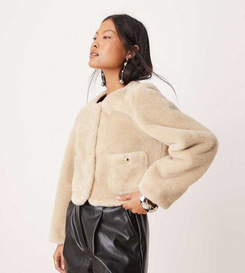 ASOS DESIGN Petite - Verstärkte Teddyfell-Jacke in Cremeweiß ohne Kragen von ASOS Petite