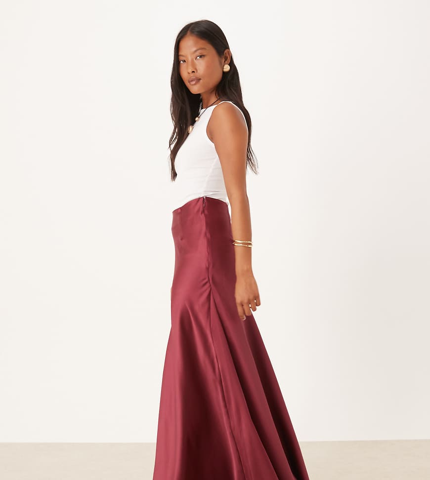 ASOS DESIGN Petite - Voluminöser, drapierter Satin-Maxirock in Schokoladenkirsche-Braun ASOS DESIGN Petite - Voluminöser, drapierter Satin-Maxirock in Schokoladenkirsche-Braun von ASOS Petite