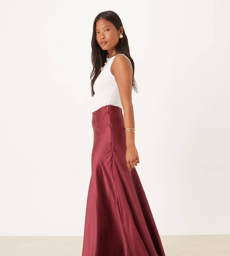 ASOS DESIGN Petite - Voluminöser, drapierter Satin-Maxirock in Schokoladenkirsche-Braun von ASOS Petite