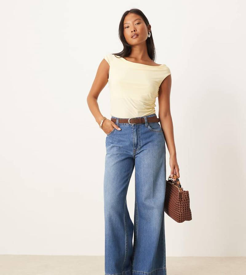 ASOS DESIGN Petite - Weit geschnittene Jeans in dunkler, mittlerer Waschung mit Bügelfalte vorne-Blau von ASOS Petite