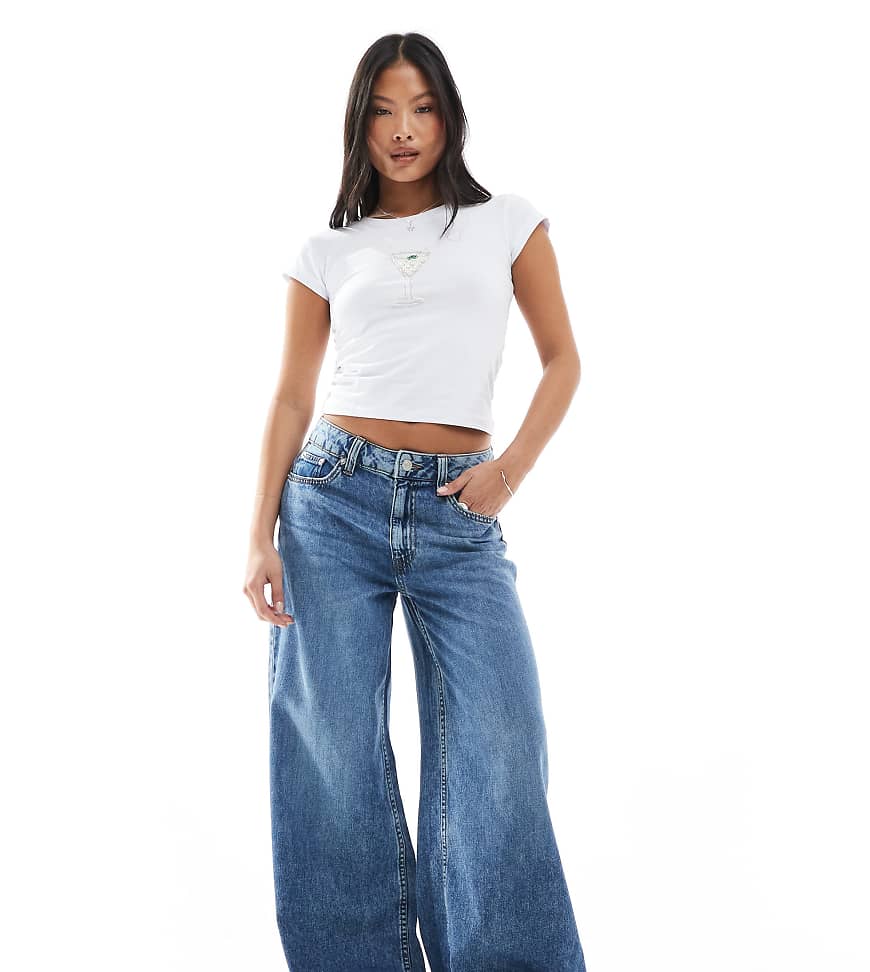 ASOS DESIGN Petite - Weit geschnittene Jeans in verwaschenem Mittelblau von ASOS Petite