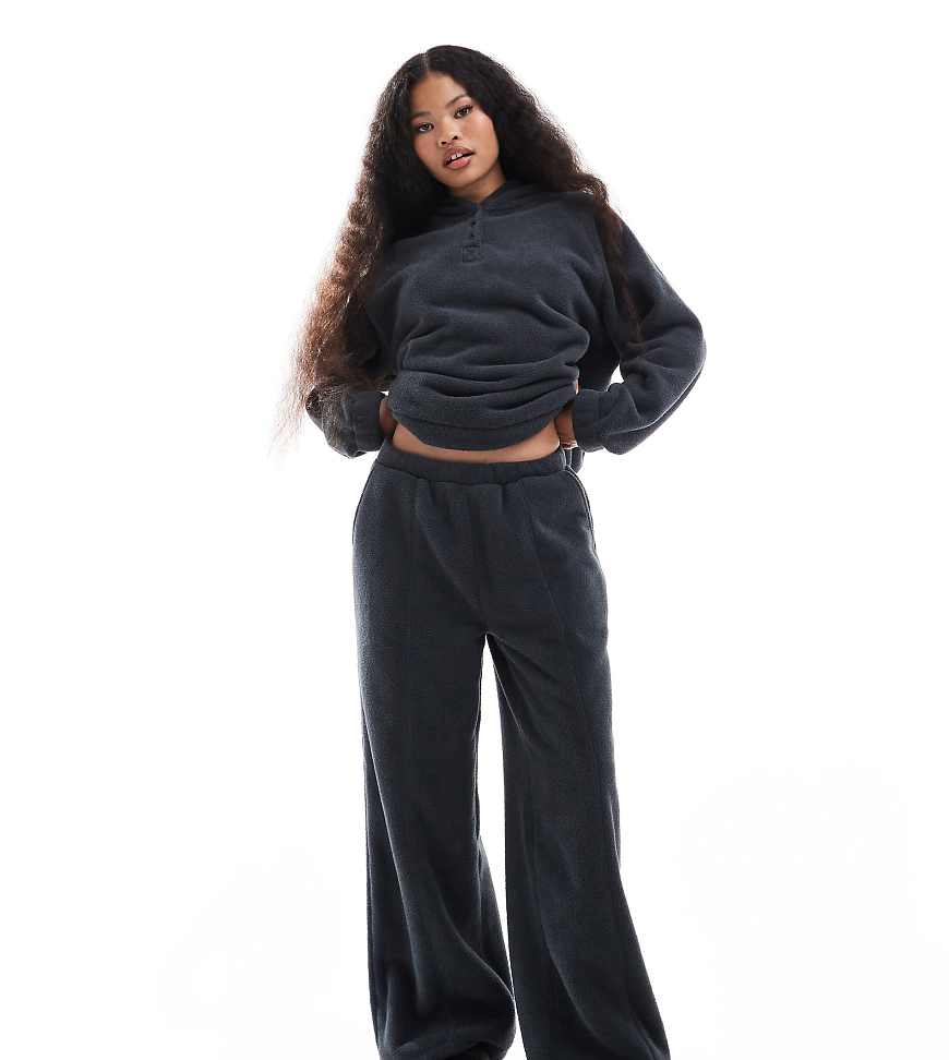 ASOS DESIGN Petite - Weit geschnittene Lounge-Hose aus Microfleece in Stahlgrau ASOS DESIGN Petite - Weit geschnittene Lounge-Hose aus Microfleece in Stahlgrau von ASOS Petite