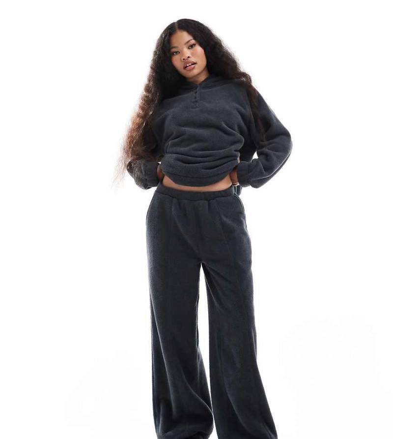 ASOS DESIGN Petite - Weit geschnittene Lounge-Hose aus Microfleece in Stahlgrau von ASOS Petite