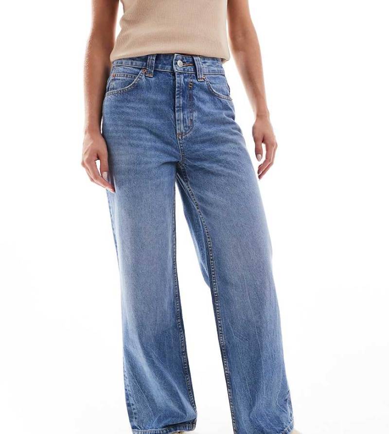 ASOS DESIGN Petite - Weite Dad-Jeans in Mittelblau von ASOS Petite