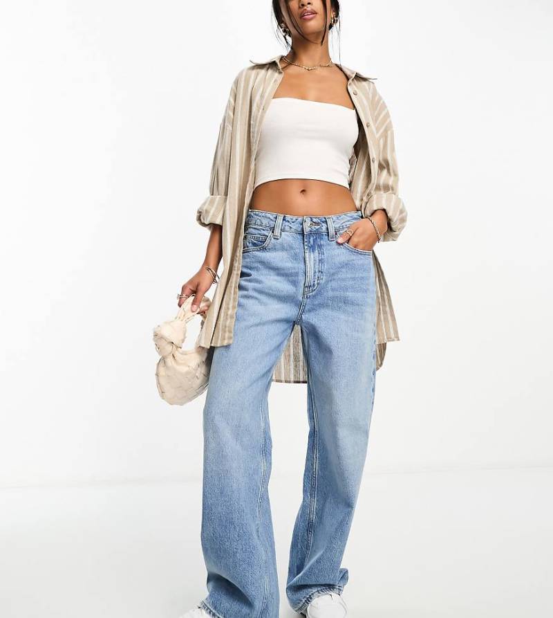 ASOS DESIGN Petite - Weite Dad-Jeans in Mittelblau von ASOS Petite
