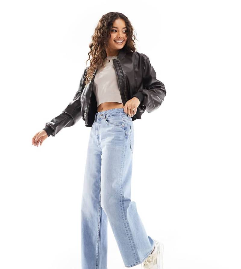 ASOS DESIGN Petite - Weite Dad-Jeans in verwaschenem Blau von ASOS Petite