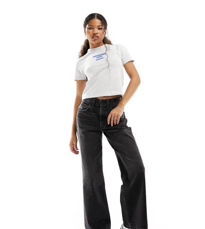 ASOS DESIGN Petite - Weite Dad-Jeans in verwaschenem Schwarz von ASOS Petite