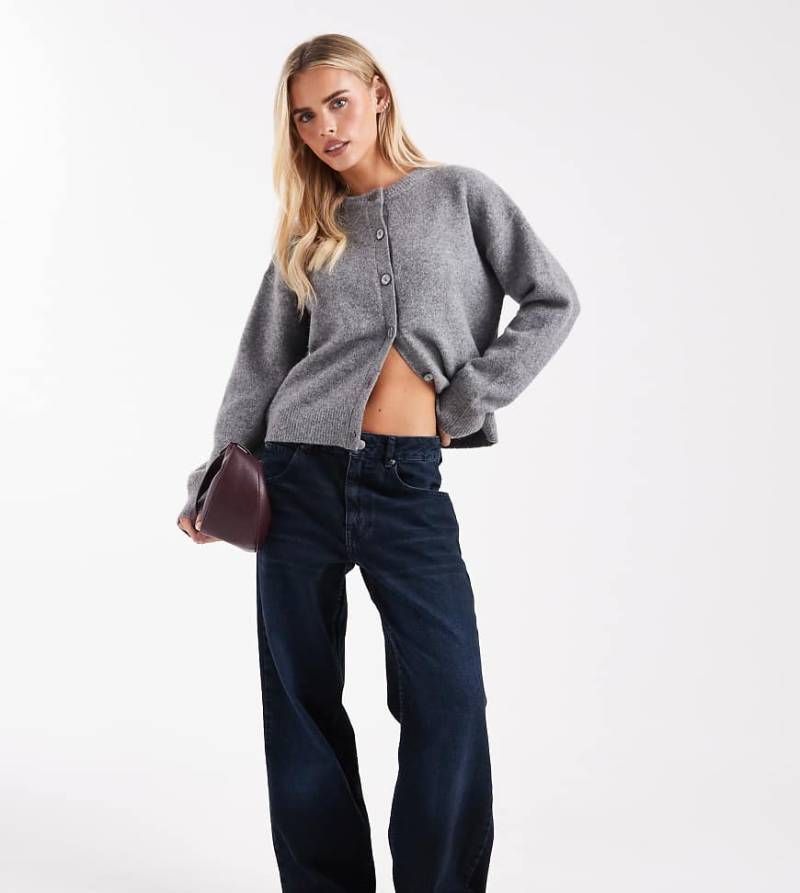 ASOS DESIGN Petite - Weite Jeans in Blauschwarz mit niedrigem Bund-Marineblau von ASOS Petite