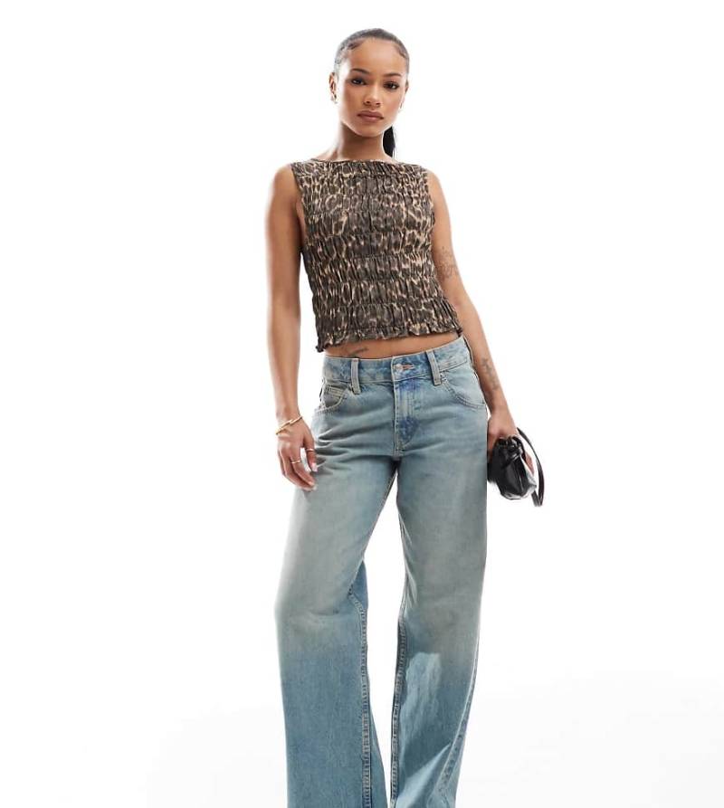 ASOS DESIGN Petite - Baggy-Jeans in blassem Vintage-Blau mit weitem Bein von ASOS Petite