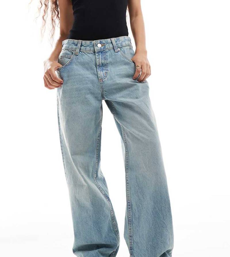 ASOS DESIGN Petite - Weite Jeans in blassem Vintage-Blau mit niedrigem Bund von ASOS Petite