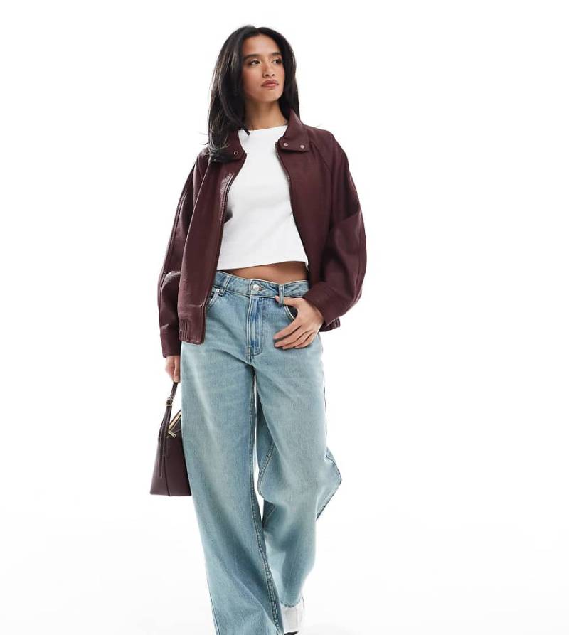 ASOS DESIGN Petite - Weite Jeans in blassem Vintage-Blau mit niedrigem Bund von ASOS Petite