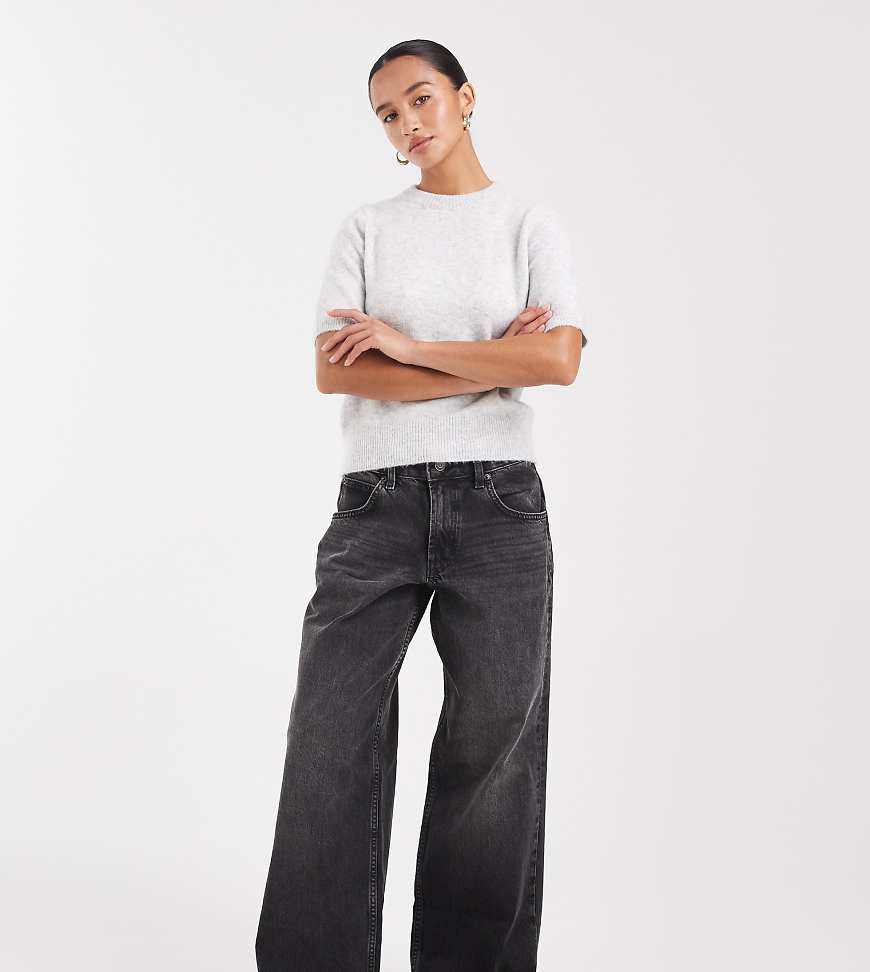 ASOS DESIGN Petite - Weite Jeans in verwaschenem Schwarz mit niedrigem Bund von ASOS Petite