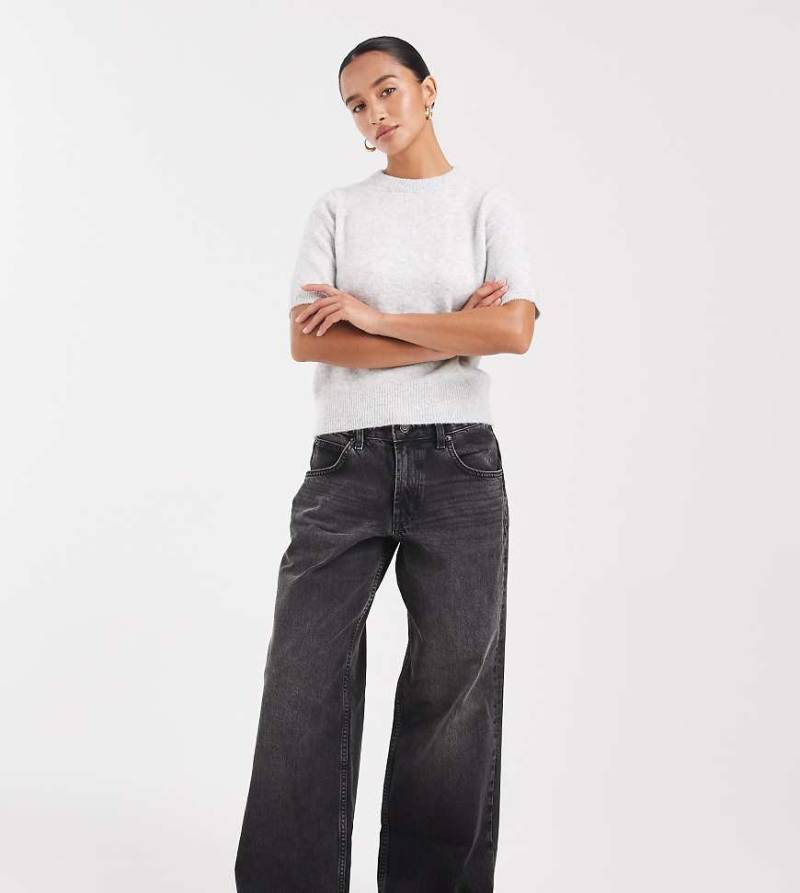 ASOS DESIGN Petite - Weite Jeans in verwaschenem Schwarz mit niedrigem Bund von ASOS Petite