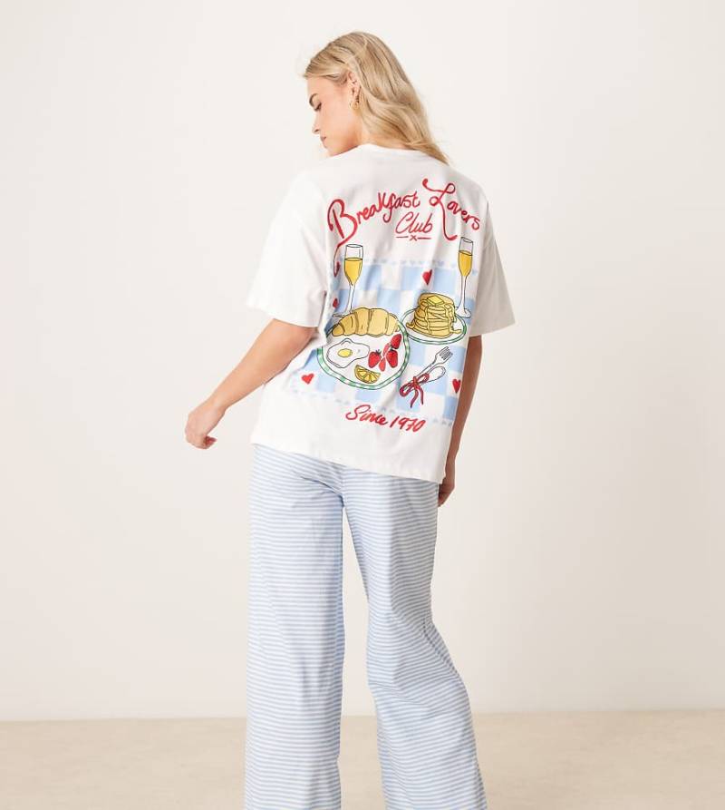 ASOS DESIGN - Set aus Oversize-T-Shirt und Hose mit weitem Bein und „Breakfast Lovers"-Print-Weiß von ASOS Petite