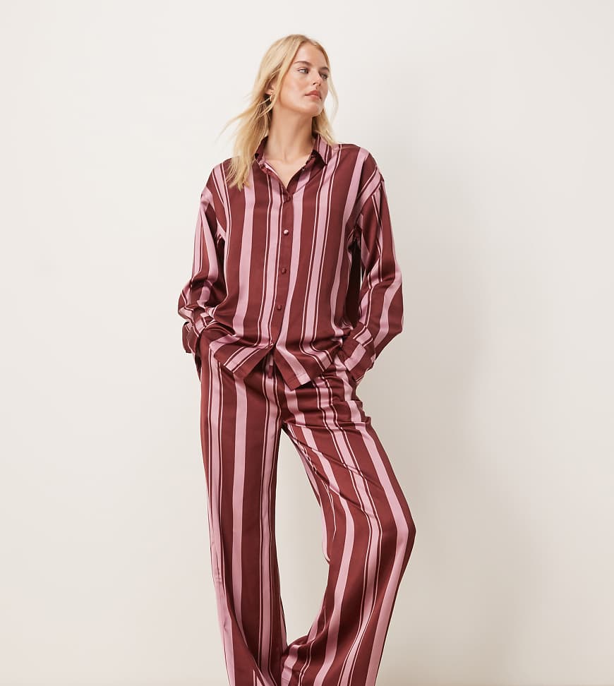 ASOS DESIGN Tall - Oversize-Pyjama aus Satin in Burgunderrot gestreift mit Hemd und Hose-Bunt von ASOS Petite