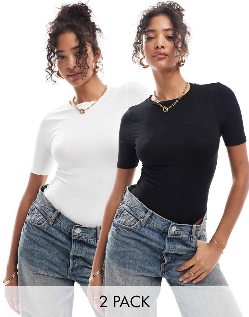 ASOS DESIGN - 2er-Pack T-Shirt-Bodys mit engem Schnitt in Schwarz und Weiß-Bunt von ASOS Tall